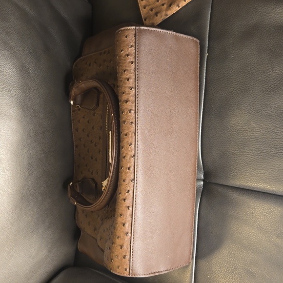 Ivy London Ostrich Like Shoulder Bag & Cosmetic pouch - Picture 3 of 4